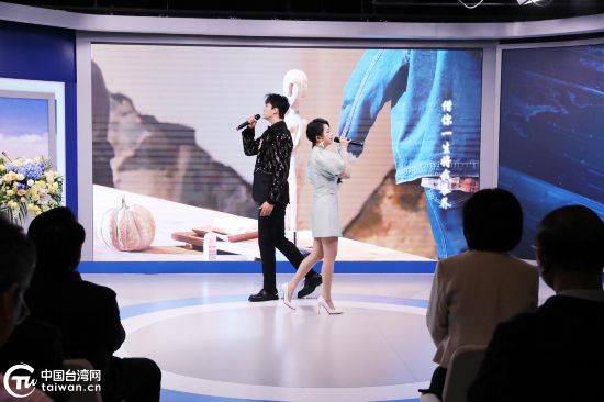 发布会现场，来自中国台湾地区的青年歌手魏晖倪与中国铁路文工团青年歌唱演员赵学飞对唱《青山青》主题曲。（中国台湾网记者 陈佳慧 摄）